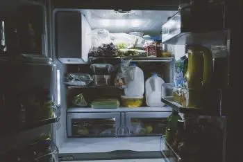 Pourquoi le réfrigérateur fuit-il de l'eau : causes et solutions