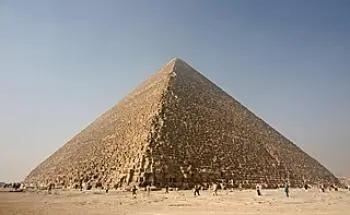 Pyramide à base carrée : nombre d'arêtes, de sommets et de volume